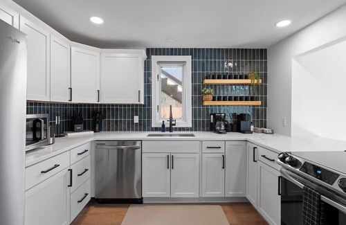 South Bend House | Notre Dame Haus: Pool, Game room & 5 min to campus