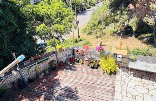 Zikhron Ya'aqov House | Cozy bright Family Apartment with View & Deck near Zikhron’s Pedestrian Mall