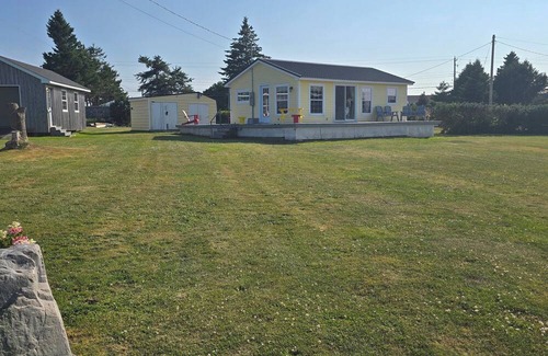 Amherst Shore Cottage | Seaside Escape – 2-Bedroom Oceanview Cottage with Private Beach Access