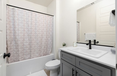 Rosedale Apartment | Luxurious Suite with AC in charming Bakersfield