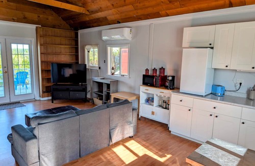 Alert Bay House | Cliff Haven on the Bay, Panoramic Ocean & Mountain views, 1 bdrm, 2 beds Cottage