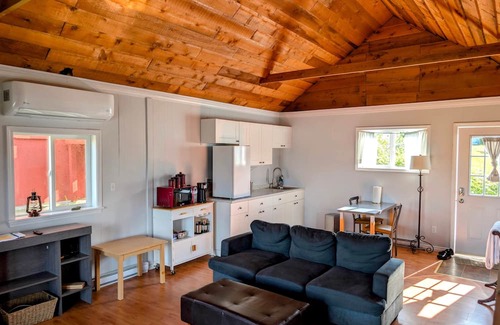 Alert Bay House | Cliff Haven on the Bay, Panoramic Ocean & Mountain views, 1 bdrm, 2 beds Cottage