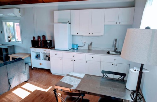 Alert Bay House | Cliff Haven on the Bay, Panoramic Ocean & Mountain views, 1 bdrm, 2 beds Cottage