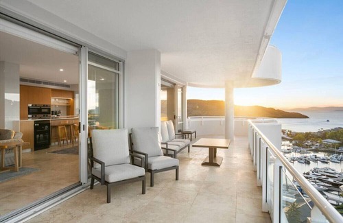Hamilton Island Apartment | Luxury Sub-Penthouse Level 12 + Buggy + Transfers