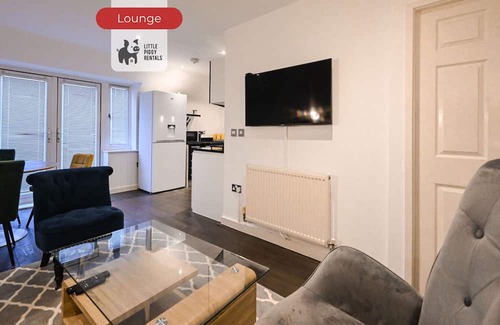 Cranfield Apartment | Homely & Spacious Flat w/Balcony & Fast Wi-Fi