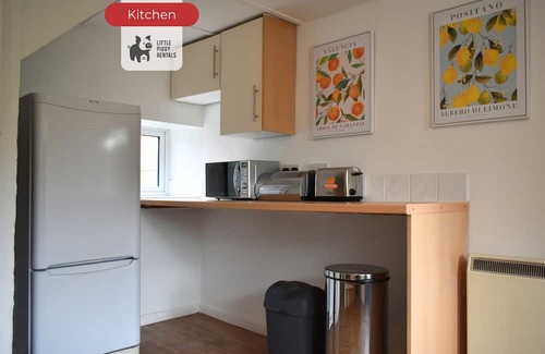 Yardley Hastings Cottage | Serene 3BR Cottage Escape: Parking, Kitchen, Wi-Fi