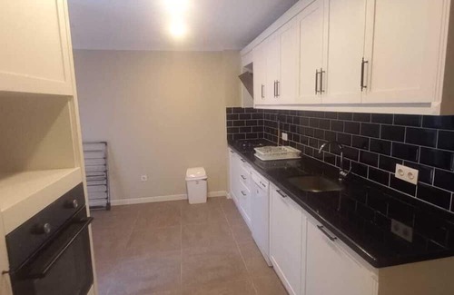 Gaziosmanpasa Apartment | Tranquil 5-bedroom apartment with AC in Istanbul
