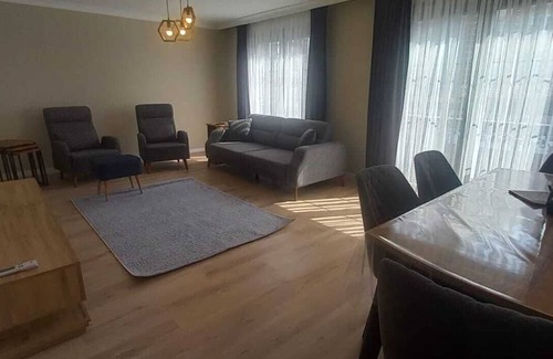 Gaziosmanpasa Apartment | Tranquil 5-bedroom apartment with AC in Istanbul