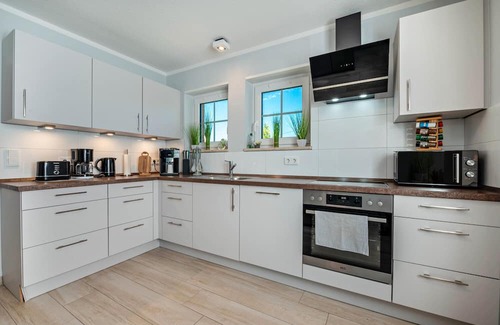 Wischhafen Apartment | Apartment 'Haus Ankerplatz' with Private Terrace, Shared Garden and Wi-Fi