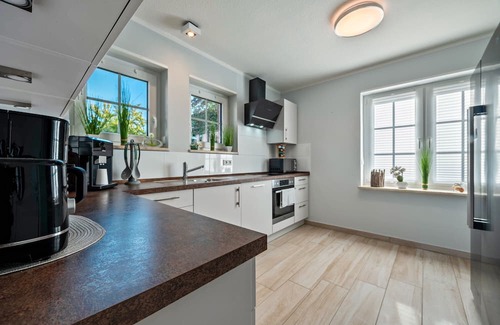 Wischhafen Apartment | Apartment 'Haus Ankerplatz' with Private Terrace, Shared Garden and Wi-Fi