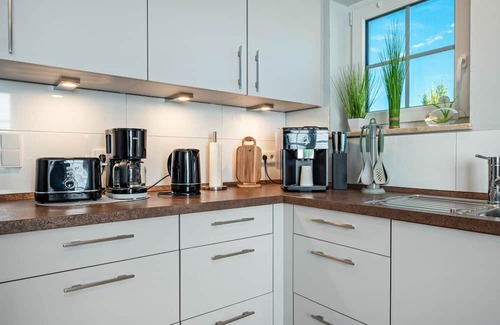 Wischhafen Apartment | Apartment 'Haus Ankerplatz' with Private Terrace, Shared Garden and Wi-Fi
