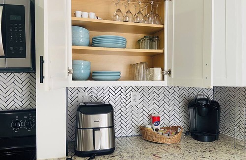 Williamsburg Apartment | Charming Beach-Style 2-bedroom apartment - Near All the Action!