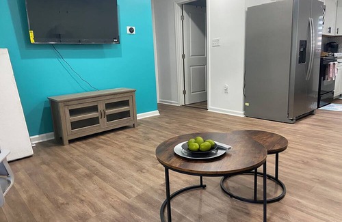 Williamsburg Apartment | Charming Beach-Style 2-bedroom apartment - Near All the Action!
