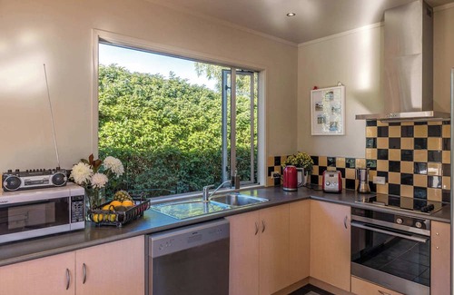 Ostend House | Waiheke Oasis Summary