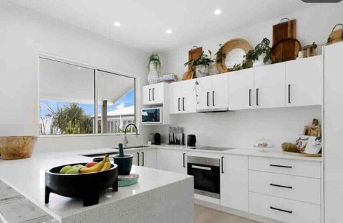 Sunshine Beach House | "WHITE BEACH HOUSE" High on Belmore, PETS welcome
