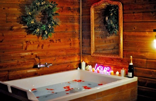 Bourgoin-Jallieu Apartment | Le Chalet enchanteur/PRIVATE XXL spa/CINEMA screen/Optical fiber/2 min center