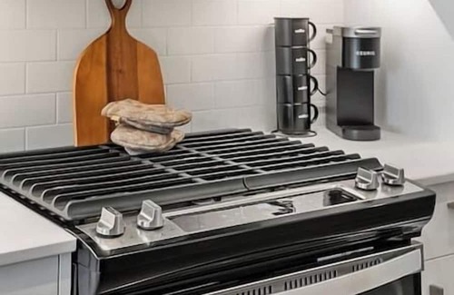 Kensington Apartment | 2BR in Kensington w/King Bed, Parking + AC