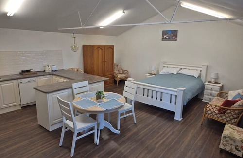 Forster Bed & Breakfast | Tipsy Hill Cottage, River Views at Walker Flat SA. Perfect for a weekend getaway