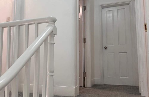 Thornton Heath House | Cosy family-friendly home, perfectly located near shops, parks, and restaurants.