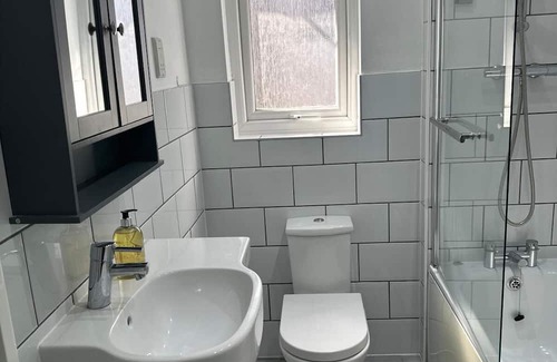 Thornton Heath House | Cosy family-friendly home, perfectly located near shops, parks, and restaurants.