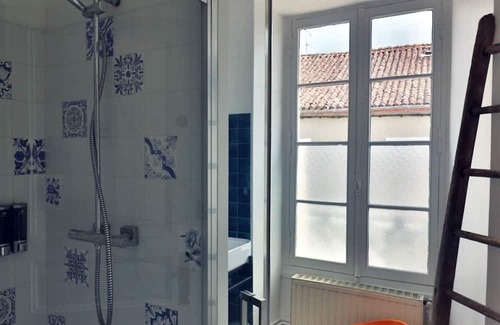 Montbron House | Chambre des curiosités - shared bathroom
