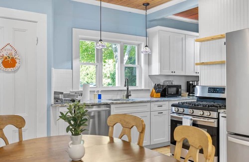 Reading Apartment | New England Historic Charm Meets Modern Style in the North Shore