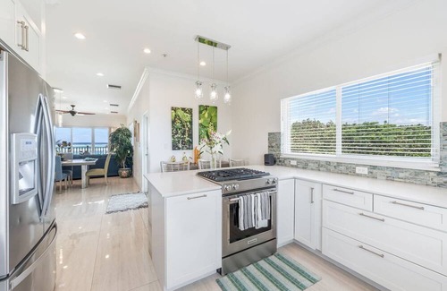 Colliers Bay Condo | The Penthouse at The Cottages 2BR Oceanfront LUXE Condo