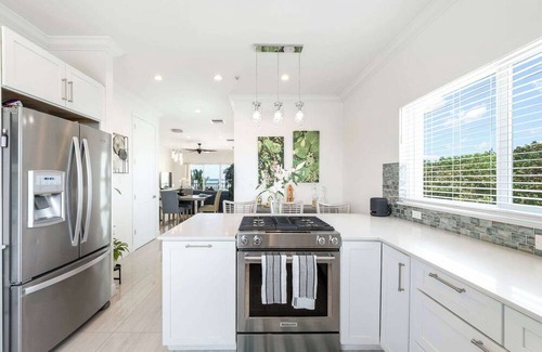 Colliers Bay Condo | The Penthouse at The Cottages 2BR Oceanfront LUXE Condo