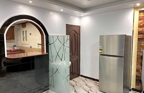 Kafrat al Jabal Apartment | Balcony Pyramids view