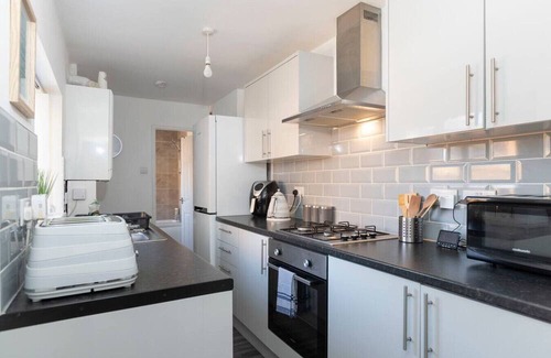 Jarrow House | The Maple Haven – Spacious 3BR w/FREE Parking