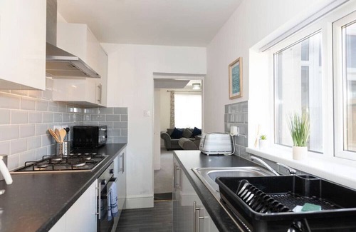 Jarrow House | The Maple Haven – Spacious 3BR w/FREE Parking