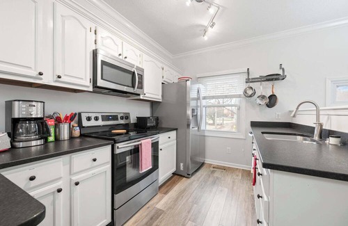 Lockerbie Square Apartment | Mass Ave Gem and steps away from Yoga Studio