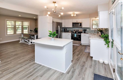 Clive Apartment | Modern Comfort in Des Moines` West Side 4BR/2.5BR