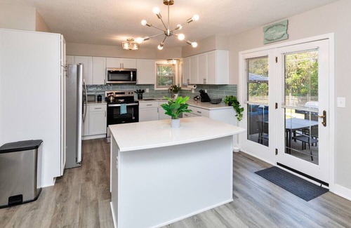 Clive Apartment | Modern Comfort in Des Moines` West Side 4BR/2.5BR