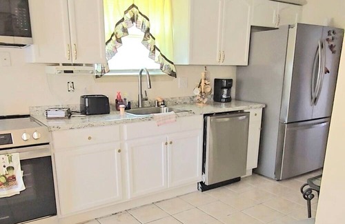 Crown Point House | Charming 4-bedroom house with AC and private fenced backyard in Marrero