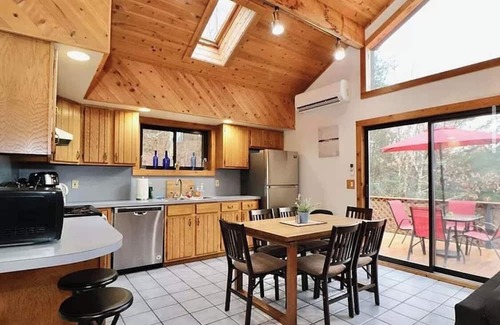 Lanesville Ski Chalet | 4-bedroom tranquil chalet near Hunter Mountain, incl. hot tub + game room