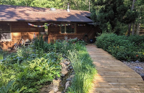 Batesville House | Quiet 2-bedroom house with AC/wifi in the woods near Charlottesville