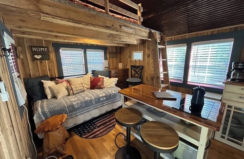 Silva Cabin | Cozy hobby farm cabin under the stars!