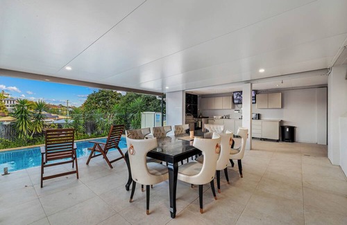 Morningside House | Stylish Morningside Family Home: 6 Bedrooms with Pool, Game & BBQ minutes to CBD