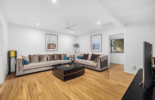 Morningside House | Stylish Morningside Family Home: 6 Bedrooms with Pool, Game & BBQ minutes to CBD