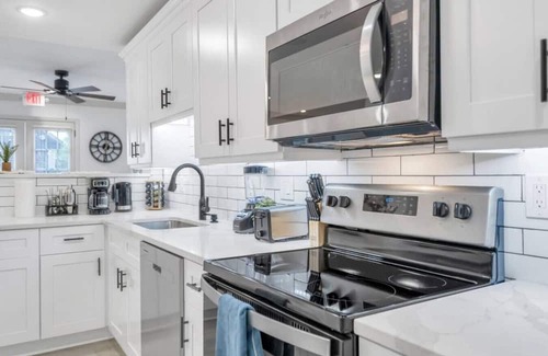 Tulane - Gravier Hotel | NOLA Getaway! 4BR w Shared Backyard near Streetcar