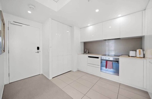 Bowen Hills Apartment | Belise - Executive 14th Floor Apt for 2 plus parking