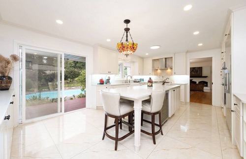 Surrey House | Spacious 5BR w/Pool & 5 Baths – Surrey Retreat