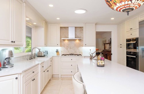 Surrey House | Spacious 5BR w/Pool & 5 Baths – Surrey Retreat