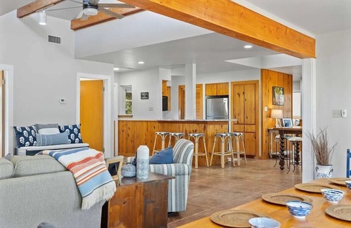 Breckenridge House | Life is better at the Lake! 3 bedroom + loft sleeps 10. Hubbard Creek Lake