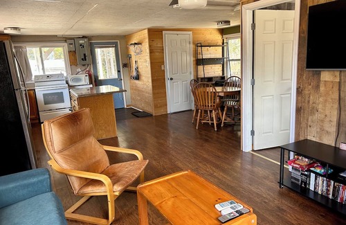 Five Islands Cottage | Private Cozy Acreage in nature (pets welcome)