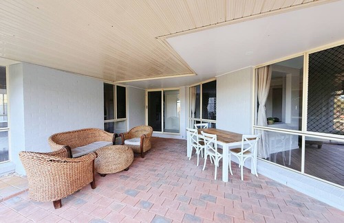 Kuraby House | Newly Renovated 4BR Home Near Transport & Shopping Center
