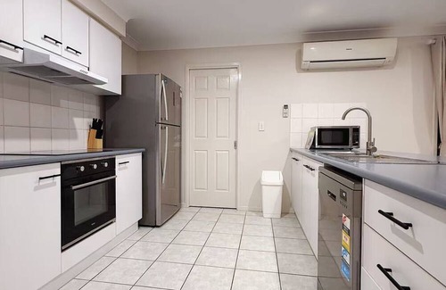 Kuraby House | Newly Renovated 4BR Home Near Transport & Shopping Center