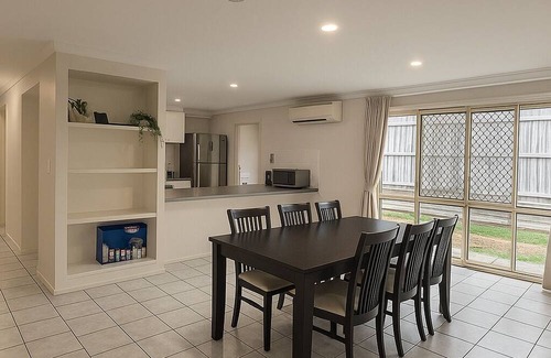 Kuraby House | Newly Renovated 4BR Home Near Transport & Shopping Center