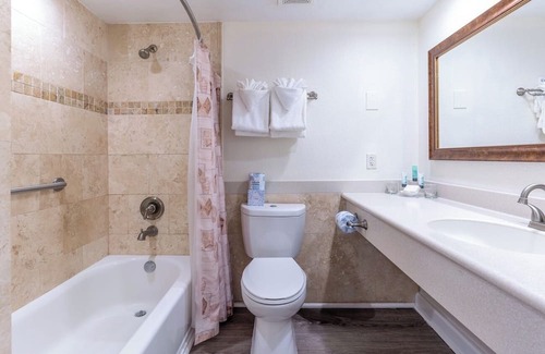 Captiva Hotel | Elegant Escape | Bay View Unit w/Balcony | Fam-Friendly | Free Parking | Pool
